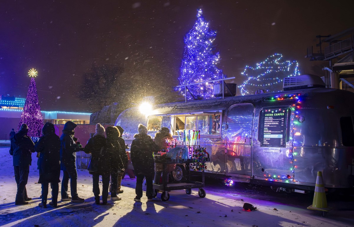 Group of people waiting in line outside for food and drinks