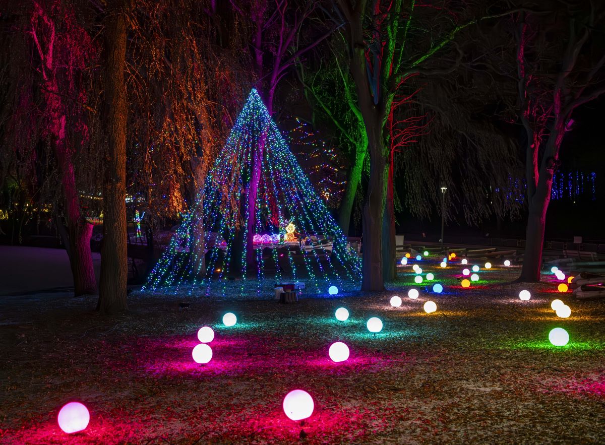 Illuminated holiday light displays